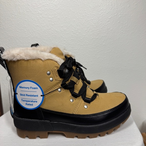 NWT Time & Tru Faux Fur Tan Black Lace Up Temperature Rated Snow Boots Size 6 - Picture 1 of 12